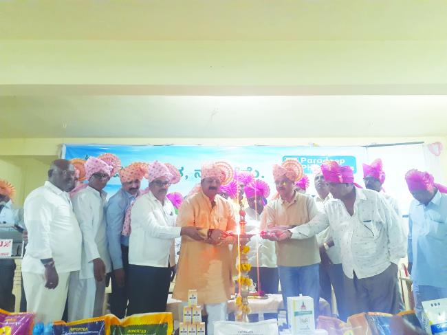 ರೈತರು ಕೃಷಿಯಲ್ಲಿ ವಿವಿಧ ಬಗೆಯ  ತಂತ್ರಜ್ಞಾನ  ಅಳವಡಿಸಿಕೊಂಡು ಆರ್ಥಿಕವಾಗಿ ಸಬಲರಾಗಬೇಕು