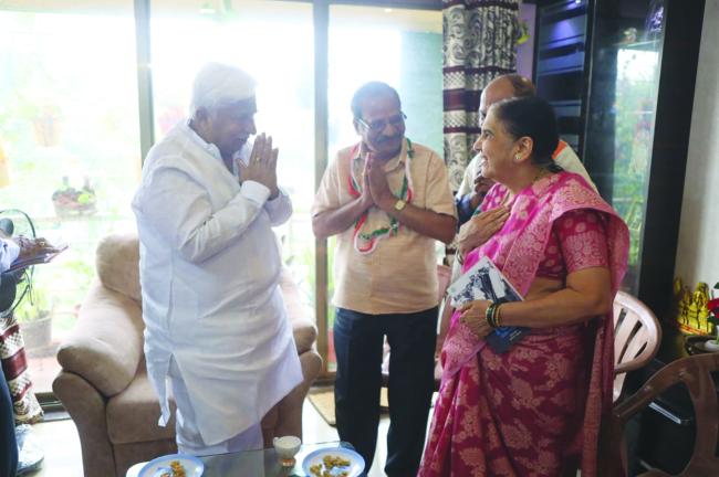 ಮಹಾತ್ಮಾ ಗಾಂಧೀಜಿ ಪುತ್ಥಳಿ ಅನಾವರಣ ಸಮಾರಂಭ ಡಿ. 27 ರಂದು  ಸ್ವಾತಂತ್ರ್ಯ ಯೋಧರ ಮನೆಗಳಿಗೆ ತೆರಳಿ ಆಹ್ವಾನ ನೀಡಿದ ಸಚಿವ ಎಚ್‌.ಕೆ.ಪಾಟೀಲ   