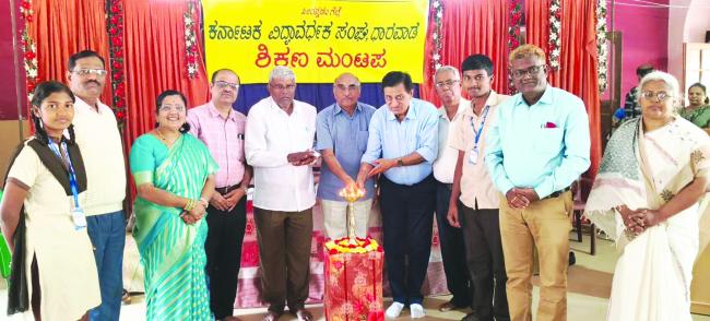 ಪರೀಕ್ಷೆಗಳು ವಿದ್ಯಾರ್ಥಿಗಳಿಗೆ ವಿಜಯದ ಮೆಟ್ಟಿಲುಗಳು : ಡಾ. ಆನಂದ 