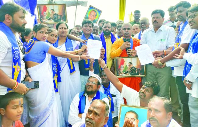 ಹಾರೂಗೇರಿಯಲ್ಲಿ ಅಮಿತ್ ಶಾ ವಿರುದ್ಧ ಸಿಡಿದೆದ್ದ ದಲಿತ ಸಂಘಟನೆಗಳು 