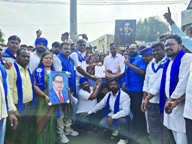 ಪಟ್ಟಣದ ಅಂಬೇಡಕರ ವೃತ್ತದಲ್ಲಿ ಸೇರಿದ ವಿವಿಧ ದಲಿತ ಸಂಘಟನೆಗಳ ಮಹಾ ಒಕ್ಕೂಟದಲ್ಲಿ ಯುರೋಪಿಯನ್ ಮಂಗಳವಾರ ಪ್ರತಿಭಟನ