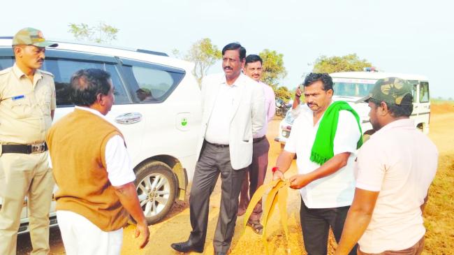  ರಸ್ತೆ ಕಳಪೆ ಕಾಮಗಾರಿ ವೀಕ್ಷಿಸಿದ ಜಿಲ್ಲಾಧಿಕಾರಿ,ನೊಂದ ರೈತರಿಗೆ ಭರವಸೆ
