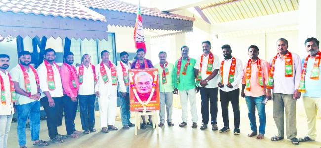 ಕಾಂಗ್ರೇಸೇತರ ಸರಕಾರ ನಡೆಸಿದ ಕೀರ್ತಿ ವಾಜಪೇಯಿಗೆ ಸಲ್ಲುತ್ತದೆ : ವಿಶ್ವನಾಥ ಹರವಿ