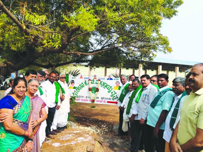  ರೈತರ ಮನಸ್ಸು ಸಣ್ಣದಾಗಬಾರದು. ಸ್ವಾಭಿಮಾನದಿಂದ ರೈತರು ಬದುಕಬೇಕು