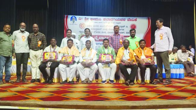 ಪ್ರಾಮಾಣಿಕ ಸೇವೆ ಸಲ್ಲಿಸುವುದರಲ್ಲಿ ಅಂಚೆ ನೌಕರರು ಮುಂಚೋಣಿಯಲ್ಲಿದ್ದಾರೆ : ಸಿದ್ಧಲಿಂಗ ಮಹಾಸ್ವಾಮಿಗಳು