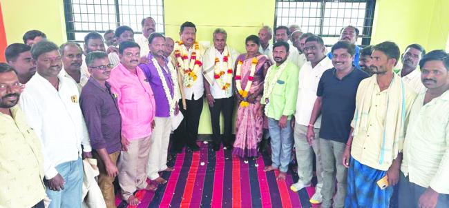 ಗಡಾದ್ ಮತ್ತು ಉಪಲಾಪುರ್ ಗೆಡಂಬಳ ತಂಡದಿಂದ ಸನ್ಮಾನ