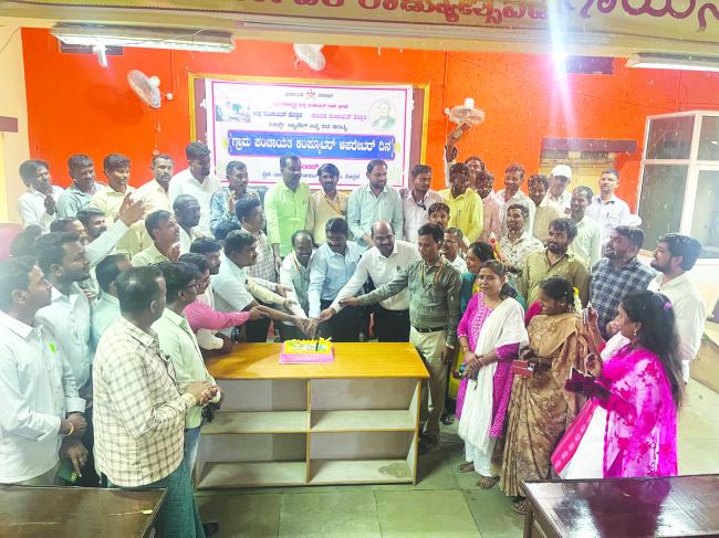 ಕೊಪ್ಪಳ ತಾಲೂಕ ಪಂಚಾಯತಿಯಲ್ಲಿ ಕಂಪ್ಯೂಟರ್ ಆಪರೇಟರ್ ದಿನಾಚರಣೆ ಗ್ರಾಮ ಪಂಚಾಯತಿಯ ಗಣಕಯಂತ್ರ ನಿರ್ವಾಹಕರ ಕಾರ್ಯ ಶ್ಲಾಘನೀಯ: ಪ್ರಕಾಶ್ ವಿ