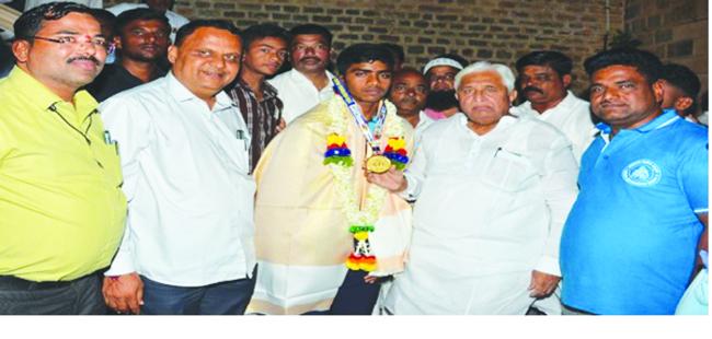 ರಾಷ್ಟ್ರ ಮಟ್ಟದಲ್ಲಿ ಚಿನ್ನದ ಪದಕ ಪಡೆದ ಕು. ನಿಖಿಲರಡ್ಡಿಗೆ ಸಚಿವರಿಂದ ಸನ್ಮಾನ