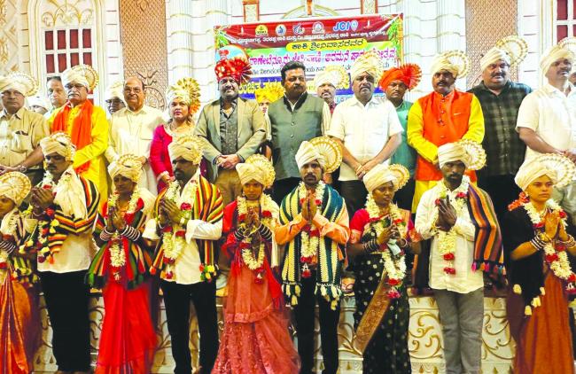 ಗಣೇಶೋತ್ಸವ ಮಂಟಪ ದಿಂದ ವಧು ವರರ ಸಾರೋಟದ ಮೆರವಣಿಗೆ