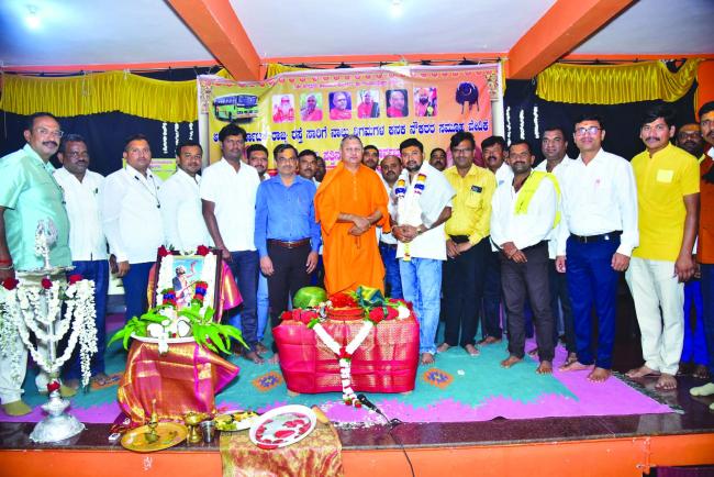 ಅಖಂಡ ಕರ್ನಾಟಕ ಕನಕ ಸಾರಿಗೆ ನೌಕರರ ಸಂಘ ಹಾಗೂ ಶ್ರೀ ರೇವಣಸಿದ್ದೇಶ್ವರ ಮಹಾಮಠ ಜಂಟಿಯಾಗಿ ಸಹಕಾರ ಪತ್ತಿನ ಸಂಘ ಹಾಗೂ ಸಮಾಜದ ಸಂಘಟನಾ ಮಹಾಸಭೆ