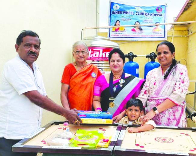 ದತ್ತು ಪಡೆದ ಶಾಲೆಗೆ ಕ್ರೀಡಾ ಸಾಮಗ್ರಿ ವಿತರಣೆ