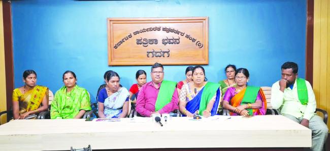 ಕಡಲೆ ಬೀಜ ಮೆಕ್ಕೆಜೋಳ ಮಾರಾಟ ಮಾಡಿದ ರೈತರಿಗೆ ಹಣವನ್ನ ಸರಿಯಾಗಿ ಪಾವತಿಸದ ದಾವಣಗೆರೆ ಮೂಲದ ಕಂಪನಿಯು ಮಹಿಳೆಯರಿಗೆ ವಂಚಿಸಿದೆ : ನವಲಗುಂದ