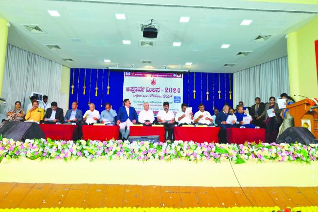  “ಅಪೂರ್ವ ಮಿಲನ-2024 ” ಅದ್ದೂರಿ ಕಾರ್ಯಕ್ರಮ ಒಂದು ಉತ್ತಮ ಶಿಕ್ಷಣ ಸಂಸ್ಥೆ ಶ್ರೇಷ್ಠ ಶಿಕ್ಷಕರು ಉತ್ತಮ ವಿದ್ಯಾರ್ಥಿಗಳನ್ನು ಸಮಾಜವನ್ನು ರೂಪಿಸುತ್ತದೆ