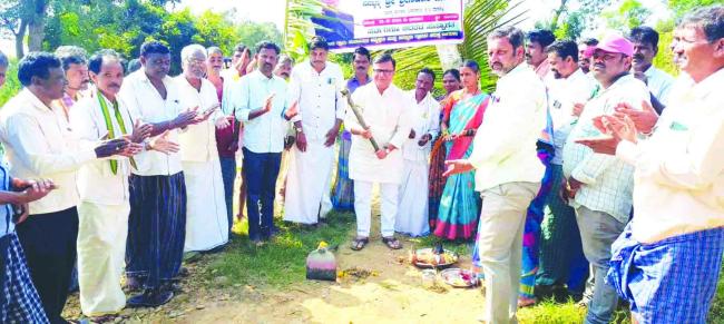 ಮಲಗುಂದ ಗ್ರಾಮದಲ್ಲಿ ರಸ್ತೆ ಅಭಿವೃದ್ಧಿ ಕಾಮಗಾರಿಗಳಿಗೆ ಶಾಸಕ ಶ್ರೀನಿವಾಸ ಮಾನೆ ಭೂಮಿಪೂಜೆ  