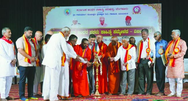 ಸಾಹಿತ್ಯಕ್ಕೆ ಅಂಧರ ಕೊಡುಗೆ ಅಪಾರ: ಅಭಿನವ ಸಿದ್ದಾರೂಢ ಮಹಾಸ್ವಾಮಿಗಳು 