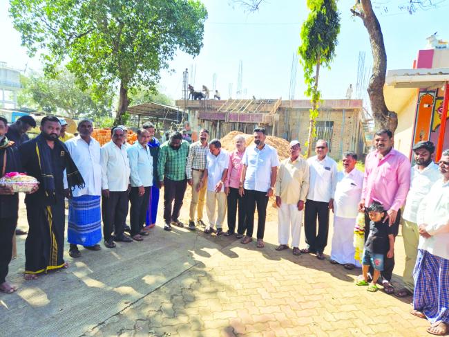 ಸಮುದಾಯ ಭವನದ ಮೇಲ್ಚಾವಣಿ ಕಾಮಗಾರಿಗೆ ಚನ್ನರಾಜ ಹಟ್ಟಿಹೊಳಿ ಪೂಜೆ