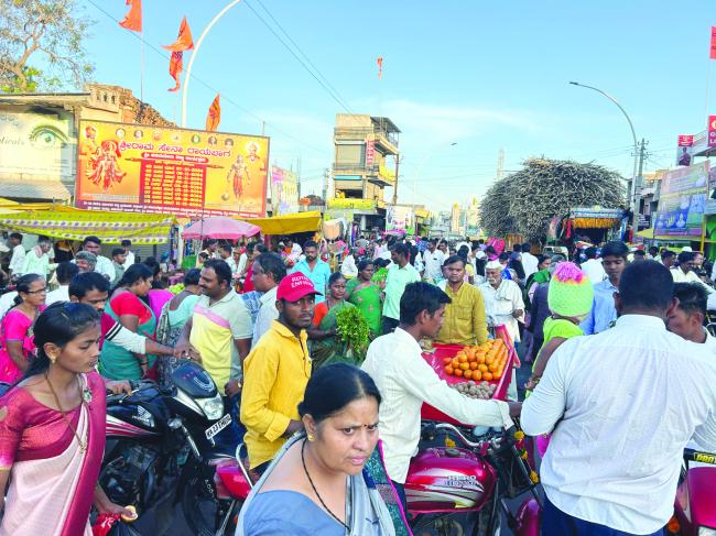 ಪಟ್ಟಣದಲ್ಲಿ ಮಿತಿಮೀರಿದ ಸಂಚಾರ ದಟ್ಟಣೆ: ಸಾರ್ವಜನಿಕರ ಪರದಾಟ 