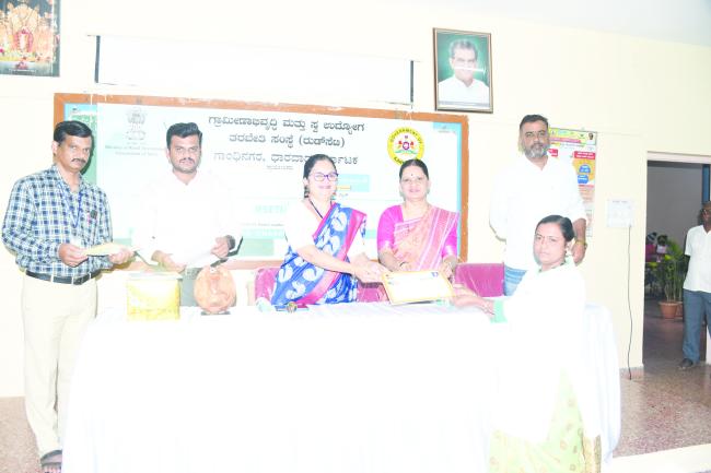 ಮಹಿಳೆಯರಿಗೆ ಹಮ್ಮಿಕೊಂಡ ತರಬೇತಿಯ ಸಮಾರೋಪ ಸಮಾರಂಭ ವಾಹನ ಚಲಾವಣೆ ಮಹಿಳೆಯರಿಗೆ ಆತ್ಮವಿಶ್ವಾಸ ತರಲಿದೆ. 