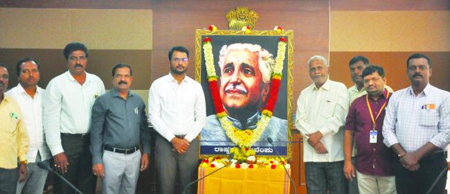 ವಿಶ್ವ ಮಾನವ ದಿನಾಚರಣೆ: ಜಿಲ್ಲಾಡಳಿತದಿಂದ ಪುಷ್ಪ ನಮನ ಸಲ್ಲಿಕೆ