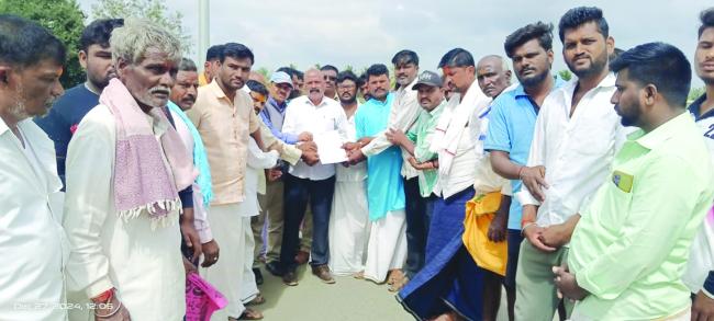 ರಾಣೆಬೆನ್ನೂರು -ಗುತ್ತಲ ರಸ್ತೆ ಗುಡ್ಡದ ಅನ್ವೇರಿ ಬಳಿ ವೈಜ್ಞಾನಿಕವಾಗಿ ನಿರ್ಮಿಸಲು ಕ್ರಮ ಕೈಗೊಳ್ಳಬೇಕೆಂದು ಆಗ್ರಹ