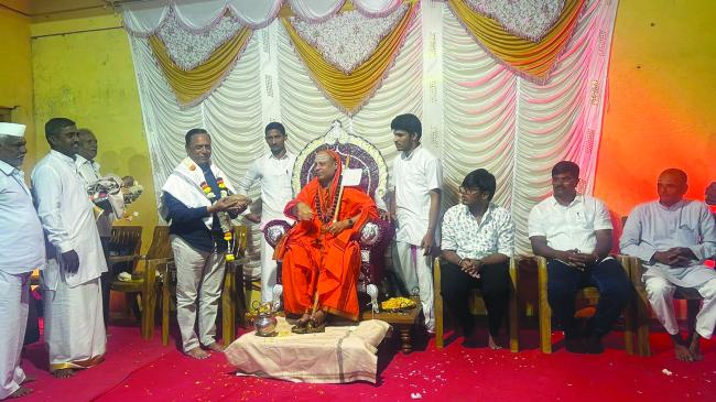 ಮಾಂಜರಿ ಗ್ರಾಮದ ಕಾಡ ಸಿದ್ದೇಶ್ವರ ಸಂಸ್ಥಾನ ಮಠದಲ್ಲಿ  ಇಂದು ಅಮಾವಾಸ್ಯೆ ದಿನದಂದು ಹಮ್ಮಿಕೊಂಡಿದ್ದ ಧರ್ಮಸಭೆ