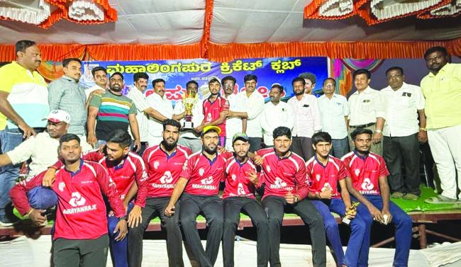 ಅಪ್ಪು ಟ್ರೋಫಿ ಗೆದ್ದು ಬಿಗಿದ ತುಳಜಾಪುರ ತಂಡ ಕ್ರೀಡೆ ಮನುಷ್ಯನನ್ನು ಮಾನಸಿಕ ಮತ್ತು ದೈಹಿಕವಾಗಿ ಬಲಿಷ್ಠ ಮಾಡುತ್ತದೆ : ಸಿದ್ದು ಕೊಣ್ಣೂರ