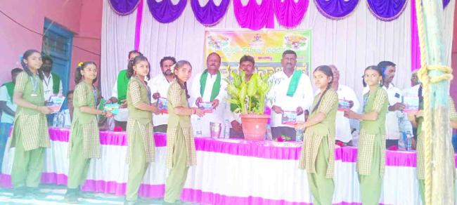 ರೈತ ದಿನಾಚರಣೆ ಕಾರ್ಯಕ್ರಮವನ್ನು ಅದ್ದೂರಿಯಾಗಿ ರೈತರ ಎತ್ತುಗಳಿಗೆ ಪೂಜೆ 