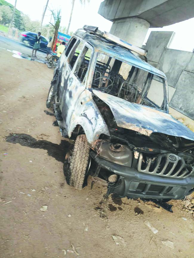 ಮೋಟೆಬೆನ್ನೂರ ಬಳಿ ಚಲಿಸುತ್ತಿದ್ದ ಕಾರಿನಲ್ಲಿ ಬೆಂಕಿ