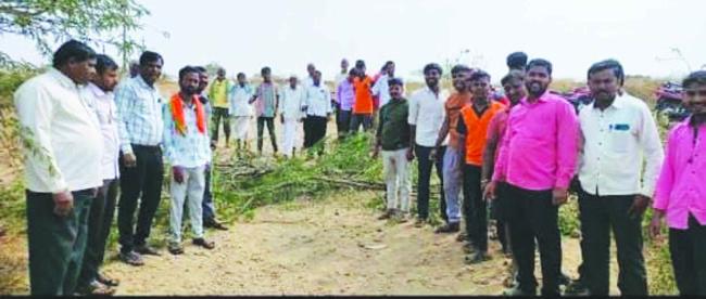 ಚಮಕೇರಿ-ಅಡಹಳ್ಳಿ ರಸ್ತೆ ದುರಸ್ತಿಗಾಗಿ ರಸ್ತೆ ತಡೆ ಪ್ರತಿಭಟನೆ