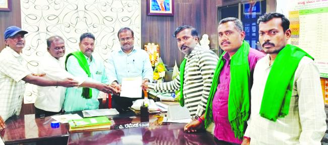 ಕೃಷಿ ಉತ್ಪನ್ನ ಮಾರುಕಟ್ಟೆಯಲ್ಲಿ ರೈತರಿಗೆ ಮೋಸ: ತಡೆಯಲು ಆಗ್ರಹಿಸಿ ಮನವಿ