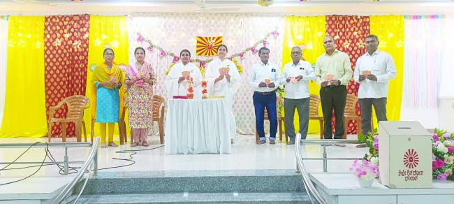 ಪ್ರಜಾಪಿತ ಬ್ರಹ್ಮಕುಮಾರಿ ಈಶ್ವರೀಯ ವಿಶ್ವ ವಿದ್ಯಾಲಯದಲ್ಲಿ ಏರಿ​‍್ಡಸಿದ ಹೊಸ ವರ್ಷ ಆಚರಣೆ ಕಾರ್ಯಕ್ರಮ ಹೊಸ ವರ್ಷದ ಪಾಕೆಟ್ ಕ್ಯಾಲೆಂಡರ್ ಅನಾವರಣ