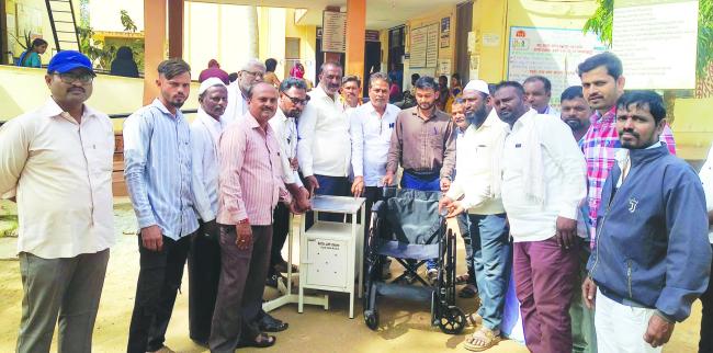 ಕಿರಣ ಪಾಟೀಲ ಅವರ ಜನ್ಮ ದಿನಾಚರಣೆ : ಸರ್ಕಾರಿ ಆಸ್ಪತ್ರೆಗೆ ವ್ಹಿಲ್ ಚೇರ್ ವಿತರಣೆ