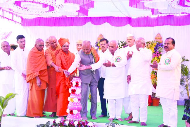 ಸಿದ್ಧೇಶ್ವರ ಸ್ವಾಮೀಜಿಗಳ ಗುರುನಮನ ಮಹೋತ್ಸವ: ಜ್ಯೋತಿ ಬೆಳಗಿಸಿ ಉದ್ಘಾಟನೆ