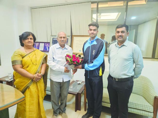 ರಾಷ್ಟ್ರೀಯ ಸಾಧಕನಿಗೆ ಡಾ.ಪ್ರಭಾಕರ ಕೋರೆ ಅಭಿನಂದನೆ
