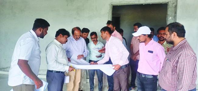 ನೂರು ಹಾಸಿಗೆಯುಳ್ಳ ಆಸ್ಪತ್ರೆ ಕಟ್ಟಡ ಕಾಮಗಾರಿ ವೀಕ್ಷಿಸಿದ ಡಿಎಚ್‌ಒ ರಮೇಶ ಬಾಬು