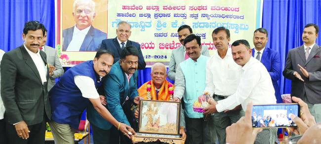 ಹಾವೇರಿ ಜಿಲ್ಲಾ ವಕೀಲರ ಸಂಘದಲ್ಲಿ ತಮ್ಮ ನಿವೃತ್ತಿ ಬೀಳ್ಕೂಡುಗೆ ಸಮಾರಂಭದಲ್ಲಿ ಜಿಲ್ಲಾ ವಕೀಲರ ಸಂಘದಿಂದ ಗೌರವ ಸನ್ಮಾನ