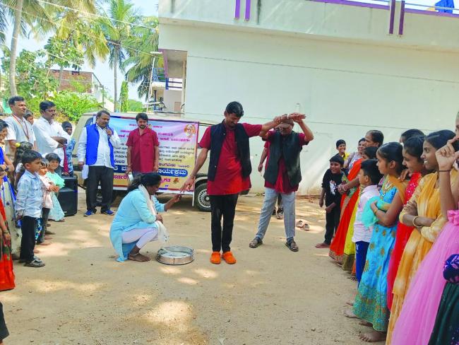 ಅಸ್ಪೃಶ್ಯತಾ ಅರಿವು ಜಾಗೃತಿಗೆ ಬೀದಿ ನಾಟಕ 