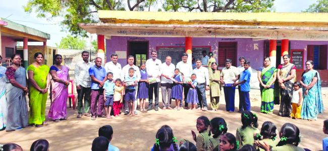 ಶಾಲಾ ಮಕ್ಕಳಿಗೆ ಸಮವಸ್ತ್ರ ಹಾಗೂ ಶೂ,ಸಾಕ್ಸ್‌ ವಿತರಣೆ