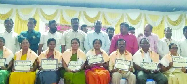 ಶಿಕ್ಷಕಿ ಸುಜಾತಾ ಮುದಗಲ್ ಸೇರಿ ಹಲವರಿಗೆ ಜಿಲ್ಲಾ ಪ್ರಶಸ್ತಿ ಪ್ರಧಾನ