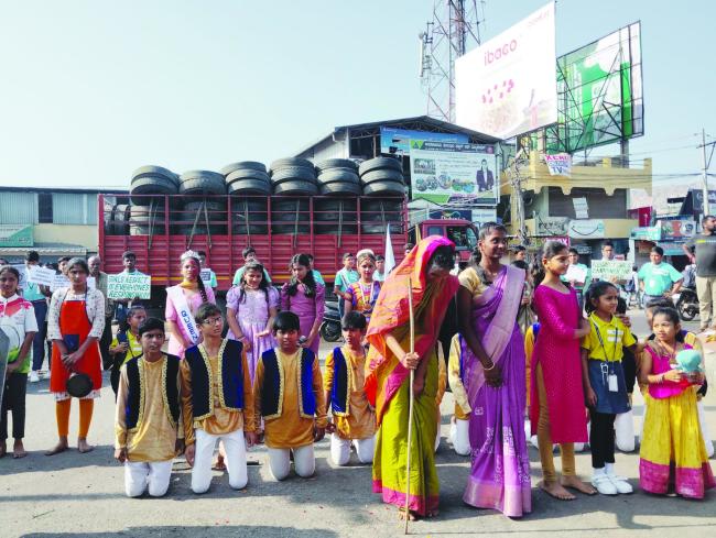ವಿದ್ಯಾರ್ಥಿನಿಯರು ಮತ್ತು ಮಹಿಳೆಯರನ್ನು ಗೌರವಿಸಿ - ಚೈತನ್ಯ ಟೆಕ್ನೋ ಶಾಲೆಯಿಂದ ರ್ಯಾಲಿ