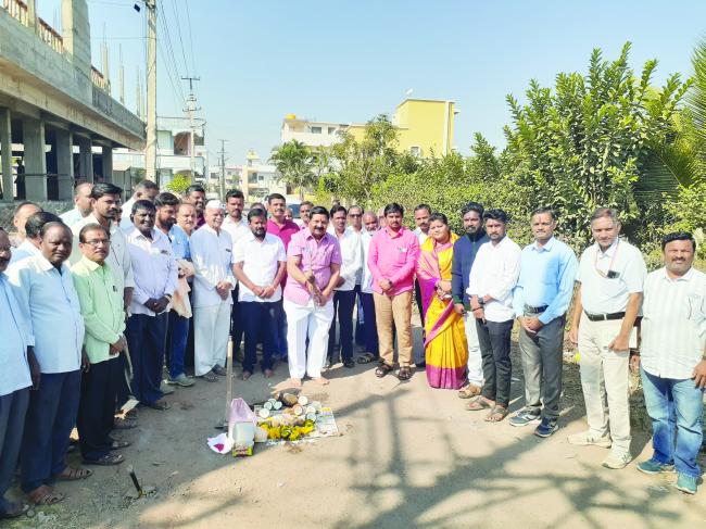 ಸಿಸಿ ರಸ್ತೆೆ  ಕಾಮಗಾರಿಗೆ ಶಾಸಕ ಡಿಎಂ ಐಹೊಳೆ ಚಾಲನೆ 