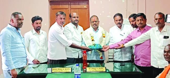  ಕುಲಗೋಡದಲ್ಲಿ  ಡಿಸಿಸಿ ಬ್ಯಾಂಕ್ ಅಧ್ಯಕ್ಷ ಅಪ್ಪಾಸಾಬ ಕುಲಗೋಡೆ ಅವರಿಗೆ ಸತ್ಕಾರ