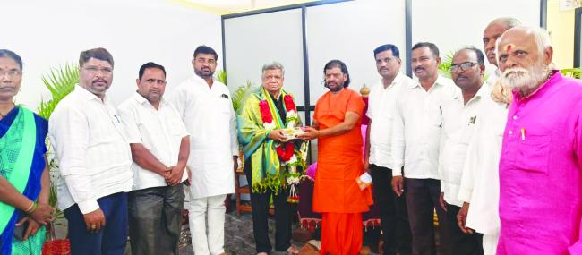 ನಿಜಗುಣ ದೇವ ಮಹಾಸ್ವಾಮಿಗಳ ಆಶೀರ್ವಾದ ಪಡೆದ ಸಂಸದ ಶೆಟ್ಟರ