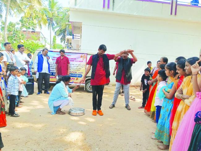 ಅಸ್ಪೃಶ್ಯತಾ ಅರಿವು ಜಾಗೃತಿಗೆ ಬೀದಿ ನಾಟಕ