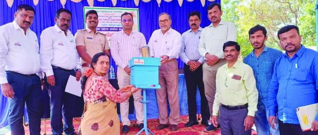 ಜೇನು ಕೃಷಿ ತರಬೇತಿ ಕಾರ್ಯಕ್ರಮದಲ್ಲಿ ಪ್ರೊ.ಡಾ.ಮೋಹನ್ ನಾಯಕ ಜೇನು ಹುಳುಗಳ ಕೊಡುಗೆ ಅಪಾರ