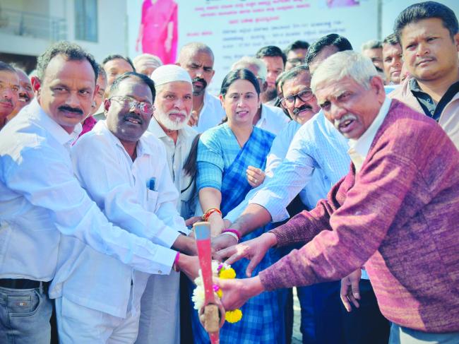 ಬಾಕ್ಸೈಟ್ ರಸ್ತೆ ಕಾಮಗಾರಿಗೆ ಸಚಿವೆ ಲಕ್ಷ್ಮೀ ಹೆಬ್ಬಾಳಕರ್ ಭೂಮಿ ಪೂಜೆ 