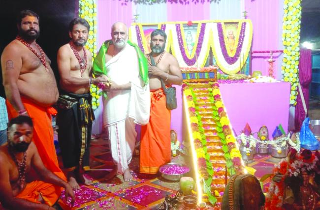 ಅಯ್ಯಪ್ಪಾ ಸ್ವಾಮಿ ಪೂಜಾ ಸಮಾರಂಭಕ್ಕೆ ಆನಂದ ಮಹಾರಾಜರು ಚಾಲನೆ 