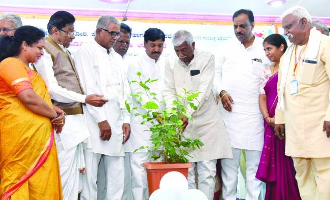 ನವ ಹಾವೇರಿ ನಿರ್ಮಾಣಕ್ಕೆ ರೂ.100 ಕೋಟಿ ವಿಶೇಷ ಅನುದಾನಕ್ಕೆ ಮುಖ್ಯಮಂತ್ರಿಗಳಿಗೆ ಬೇಡಿಕೆ