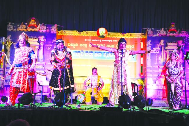 ಗುಡುಗು, ಮಿಂಚಿನ ಸಂಭಾಷಣೆ, ಗತ ವೈಭವ ಸಾರಿದ ರಕ್ತರಾತ್ರಿ ನಾಟಕ 