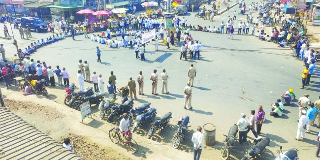 1000 ದಿನಕ್ಕೆ ತಲುಪಿದ ತಾಲೂಕಾ ಹೋರಾಟ: ಉಗ್ರ ಹೋರಾಟದ ಎಚ್ಚರಿಕೆ ರಸ್ತೆ ತಡೆ, ಅಂಗಡಿ ಮುಗ್ಗಟ್ಟು ಬಂದ, ಮಾನವ ಸರಪಳಿ ನಿರ್ಮಿಸಿ ಹೋರಾಟ